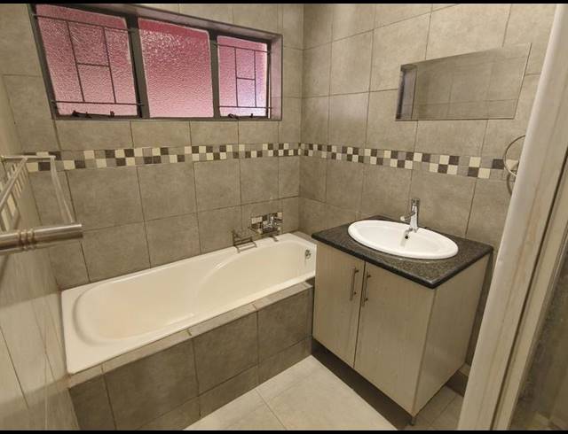 4 BEDROOM HOUSE FOR SALE IN SINOVILLE